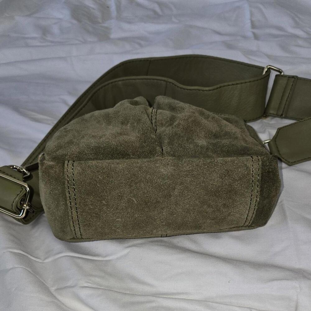 ASOS DESIGN suede multi pocket camera crossbody bag in khaki-Green - Picture 8 of 8